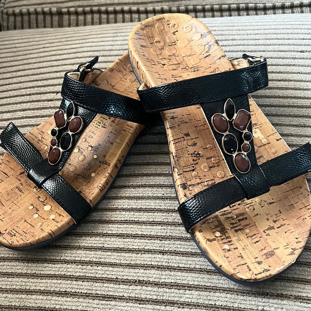 Vionic adjustable black Sandals with stones - size 7